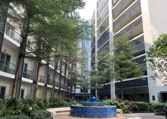 Eighty One Newport Boulevard Condotel 4*