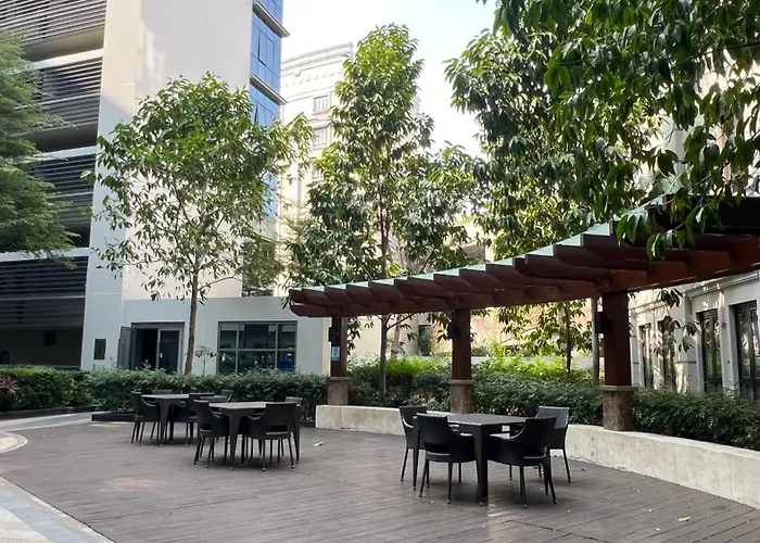 Eighty One Newport Boulevard Condotel 4*